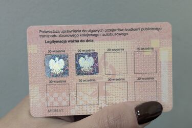 Uczniowie mieli jeździć za darmo. Jest problem z legitymacjami