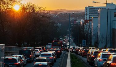 Pakunek na cysternie z olejem napędowym. Policja zabezpiecza bocznicę