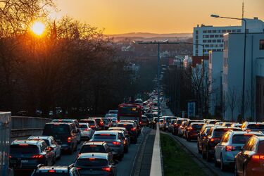 Pakunek na cysternie z olejem napędowym. Policja zabezpiecza bocznicę