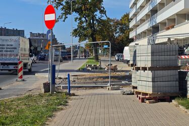 Utrudnienia drogowe w Krupnikach. Trwa układanie kostki 