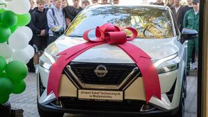Nissan trafił do ZST. Przyszli mechanicy dostali nowoczesne auto do nauki
