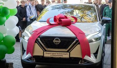 Nissan trafił do ZST. Przyszli mechanicy dostali nowoczesne auto do nauki