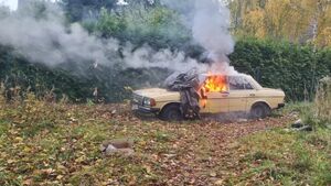 Dym na Skorupach. Policjanci ruszyli gasić płonący samochód