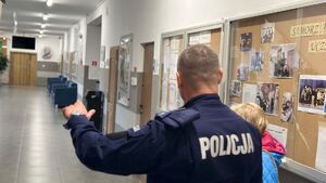 Patrole przy szkołach. Policja reaguje na doniesienia o „krwawym piątku”