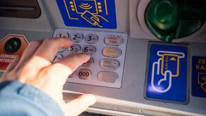 Miał wypłacić pieniądze dla brata. Zamiast tego zniszczył bankomat