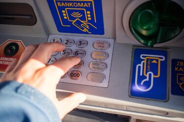Miał wypłacić pieniądze dla brata. Zamiast tego zniszczył bankomat
