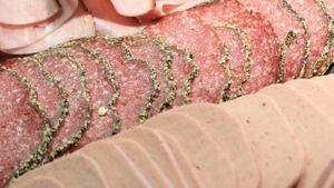 Listeria w salami. Te produkty zostały wycofane