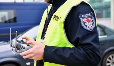 1500 zł mandatu za wyprzedzanie na pasach. Policja używa drona