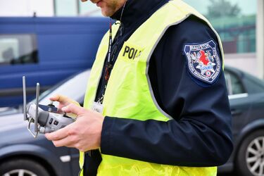 1500 zł mandatu za wyprzedzanie na pasach. Policja używa drona
