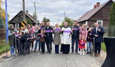 Koniec z nierównym brukiem w Mińcach. Gmina Choroszcz wyremontowała drogę