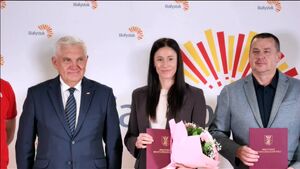 Natalia Bukowiecka i jej trener z nagrodami od prezydenta