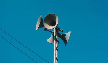 Mieszkańcy ul. Filipowicza czekają na syrenę alarmową. Miasto odpowiada