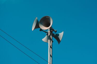 Mieszkańcy ul. Filipowicza czekają na syrenę alarmową. Miasto odpowiada