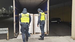 Miał wieźć kartony do lizaków. KAS odkryła miliony podróbek