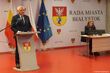 Straż miejska na sesjach rady miasta. Radny Dębowski pyta o zasadność
