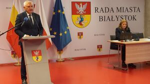 Straż miejska na sesjach rady miasta. Radny Dębowski pyta o zasadność
