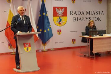 Straż miejska na sesjach rady miasta. Radny Dębowski pyta o zasadność