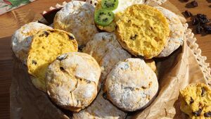 Dyniowe scones z rodzynkami. Brytyjskie bułeczki w jesiennej odsłonie