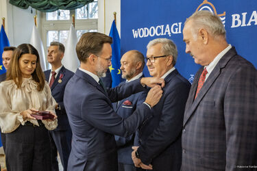 Ponad 30 lat pracy dla Białegostoku. Pracownicy wodociągów otrzymali medale