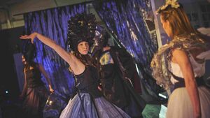 POMIĘDZY ŚWIATAMI / Marlena Jurewicz, spektakl performatywny