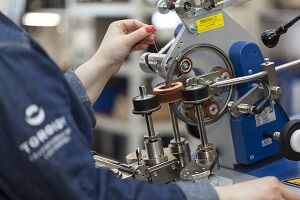 Praca przy produkcji transformatorów i elementów indukcyjnych