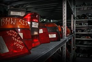 AUTO-SZROT HALS SZUKA MAGAZYNIERA