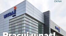 Pracownik linii produkcyjnej PVC Witraż Okna