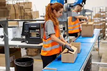 Praca na produkcji dla kobiet i mężczyzn