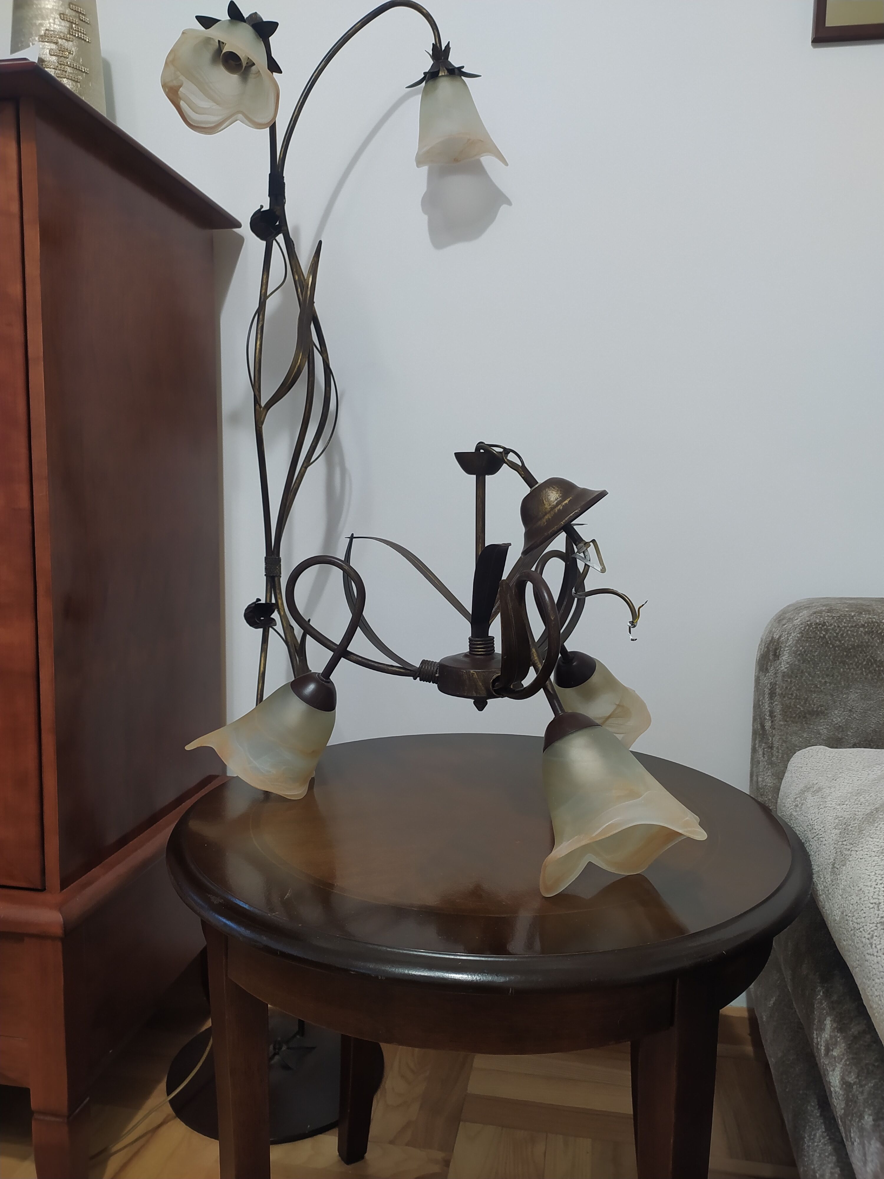 Sprzedam komplet oświetlenia (żyrandol i lampka).