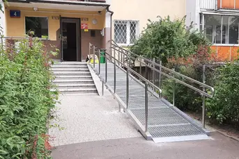 PODJAZDY RAMPY POCHLNIE DLA NIEPEŁNOSPRAWNYCH 