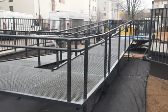 PODJAZDY RAMPY POCHLNIE DLA NIEPEŁNOSPRAWNYCH 