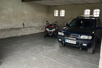 Miejsca parkingowe w garażu
