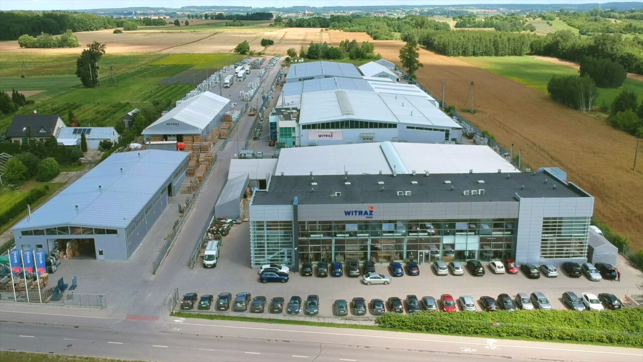 Pracownik produkcji stolarki aluminiowej Witraż Okna