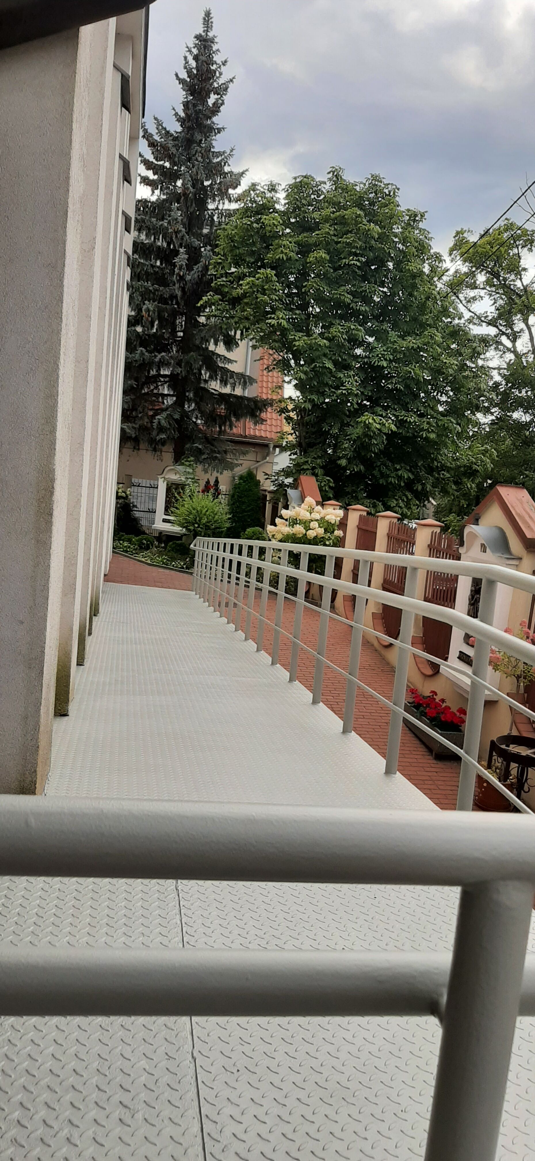 PODJAZDY RAMPY POCHLNIE DLA NIEPEŁNOSPRAWNYCH 