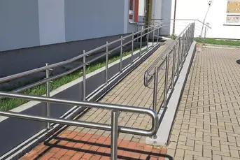 PODJAZDY RAMPY POCHLNIE DLA NIEPEŁNOSPRAWNYCH 