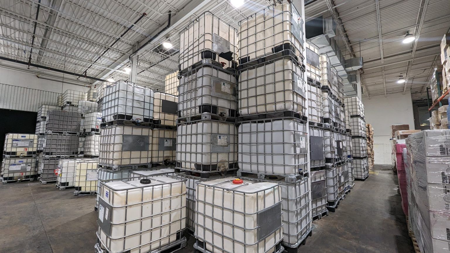 Używany zbiornik IBC – wysokiej jakości rozwiązani