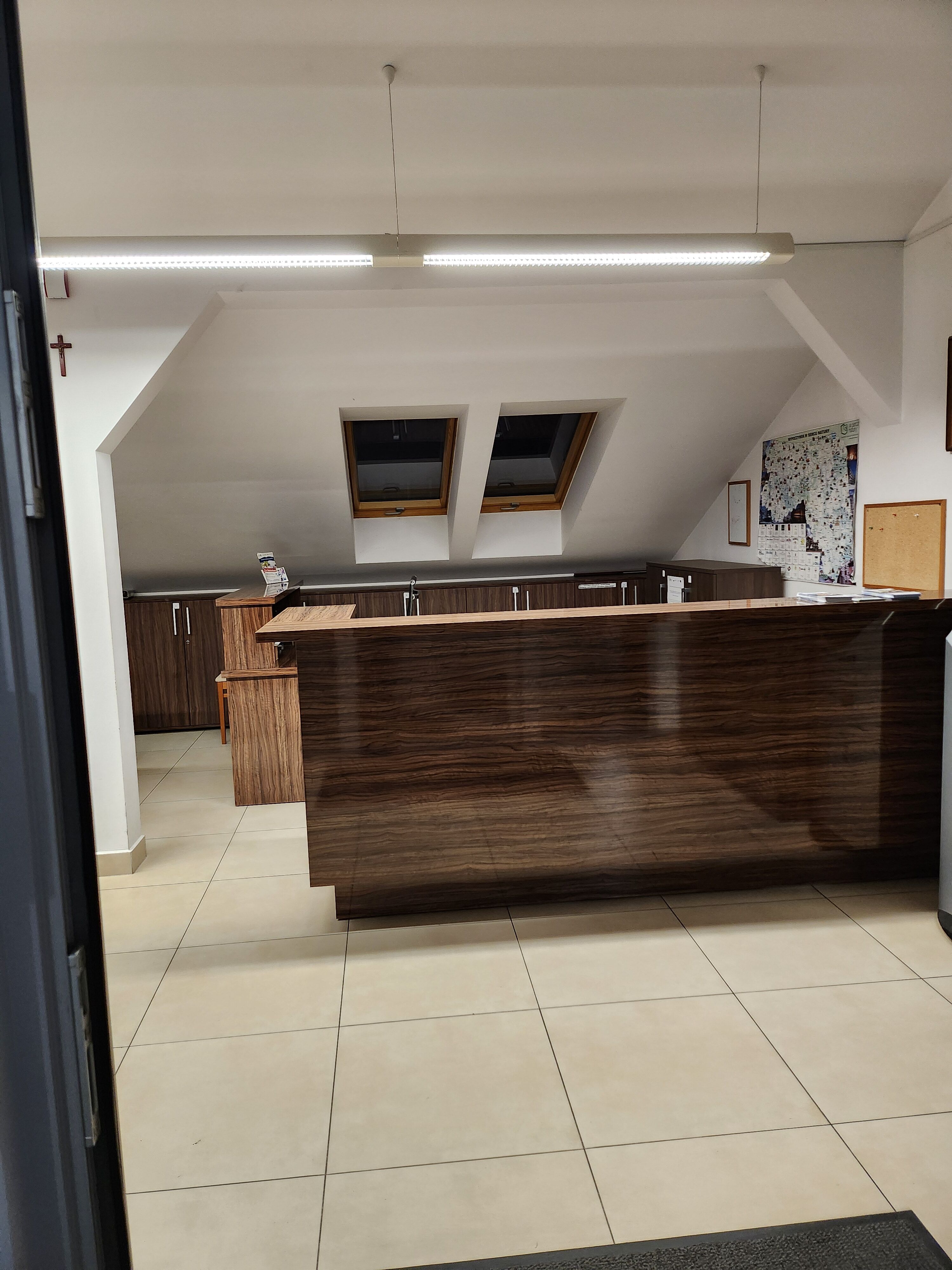 wynajmę lokal użytkowy; biuro , kancelaria, gabinety itp meble biurowe w cenie