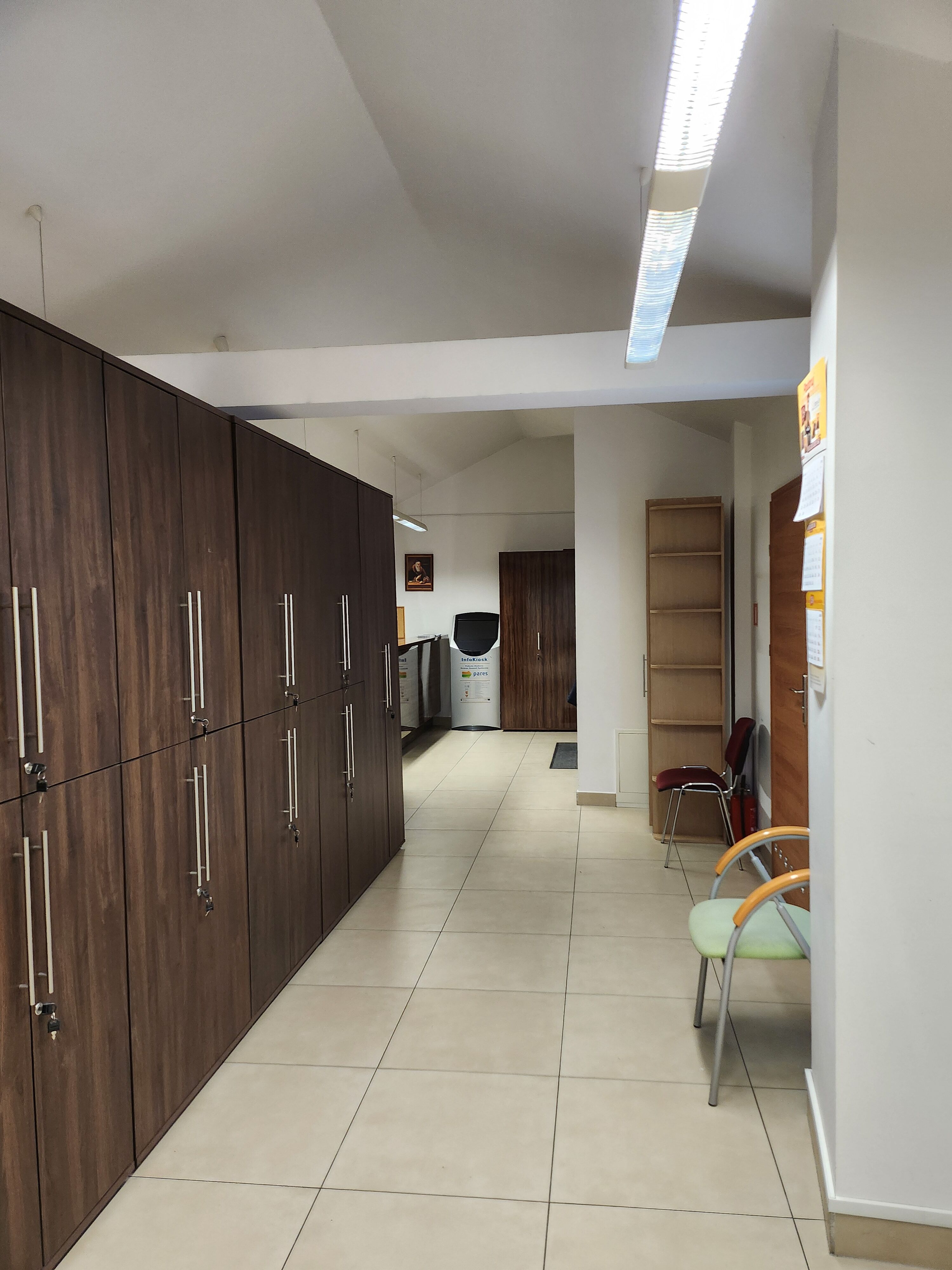 wynajmę lokal użytkowy; biuro , kancelaria, gabinety itp meble biurowe w cenie