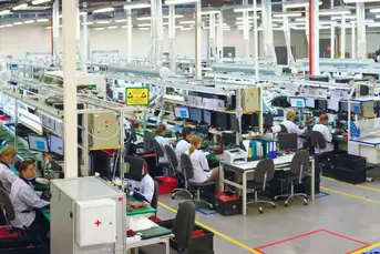 Praca na produkcji dla kobiet i mężczyzn