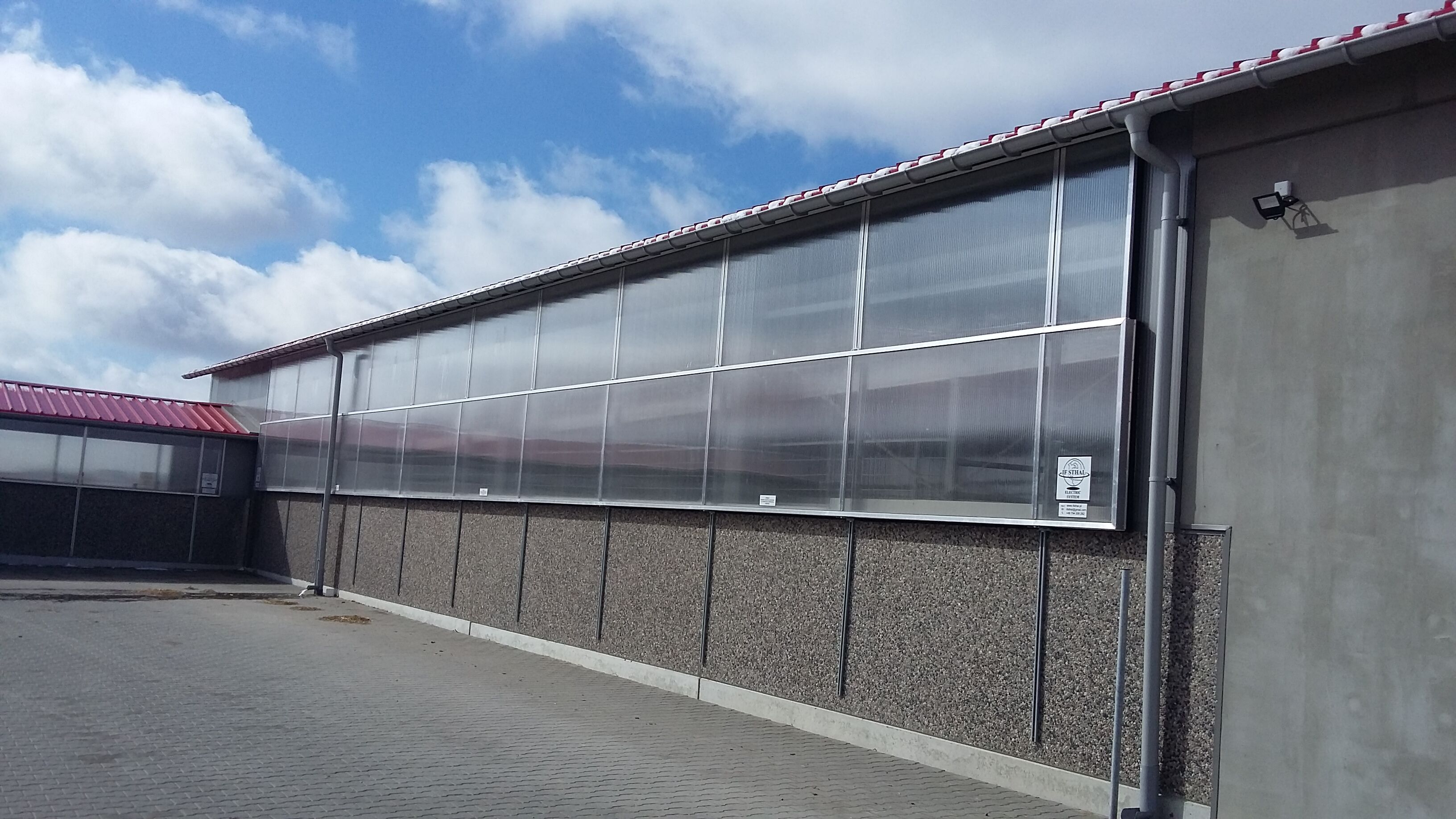 Produkcja i montaż kurtyn bocznych i świetlików dachowych.