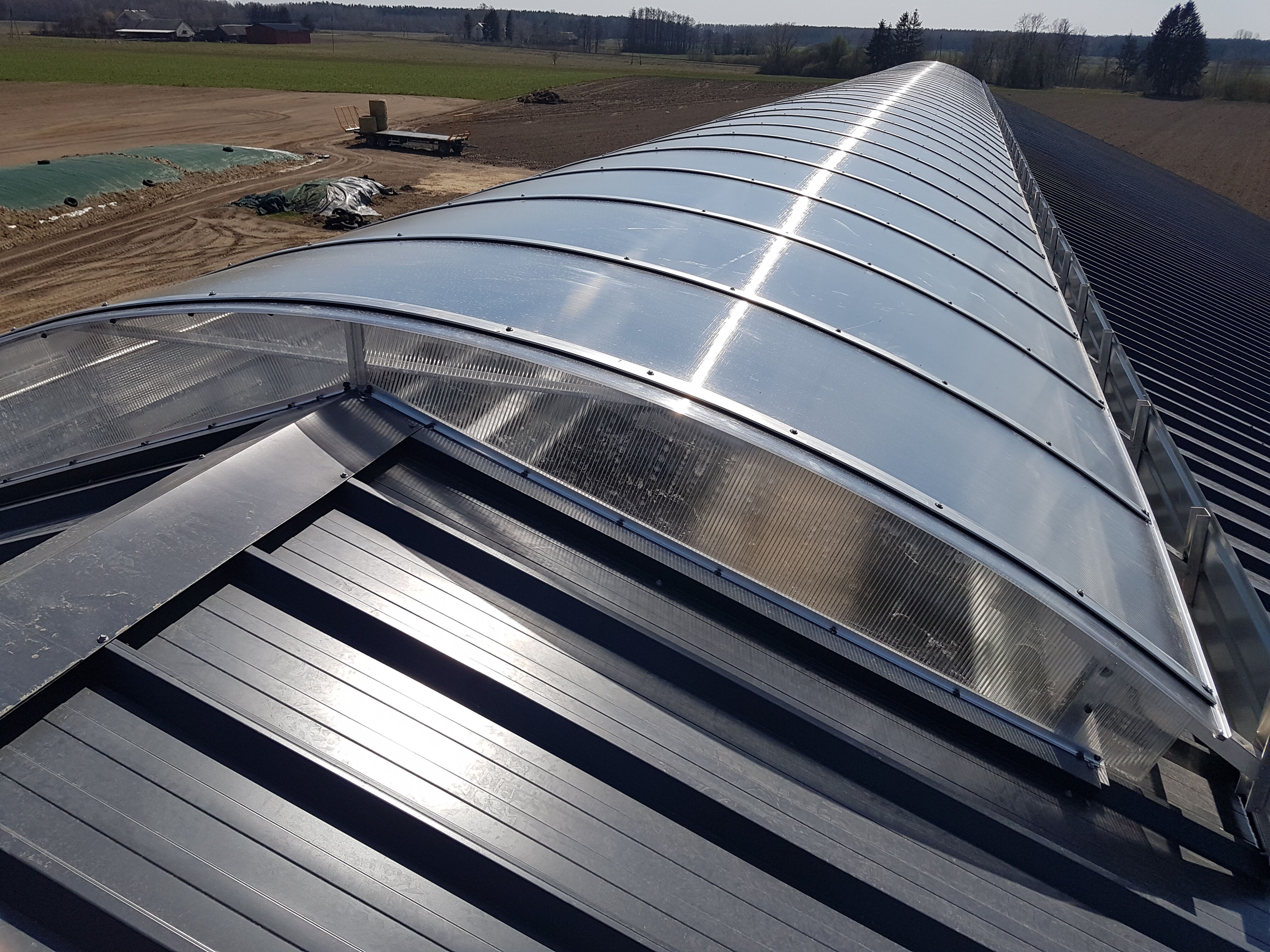 Produkcja i montaż kurtyn bocznych i świetlików dachowych.