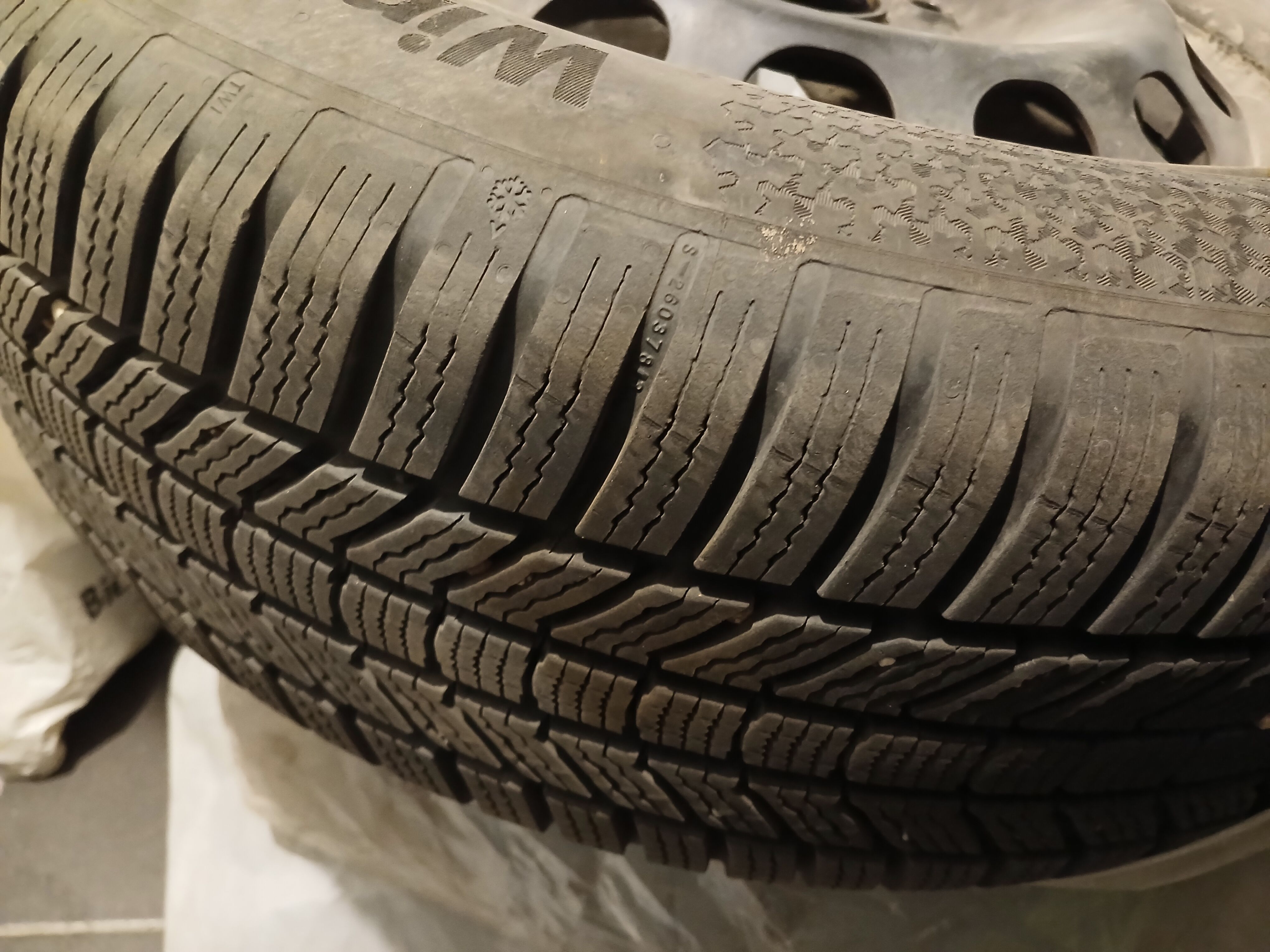 Sprzedam 4 felgi i 3 opony zimowe Continental 