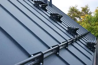 Montaż płatków śniegowych i śniegołapów na dachach