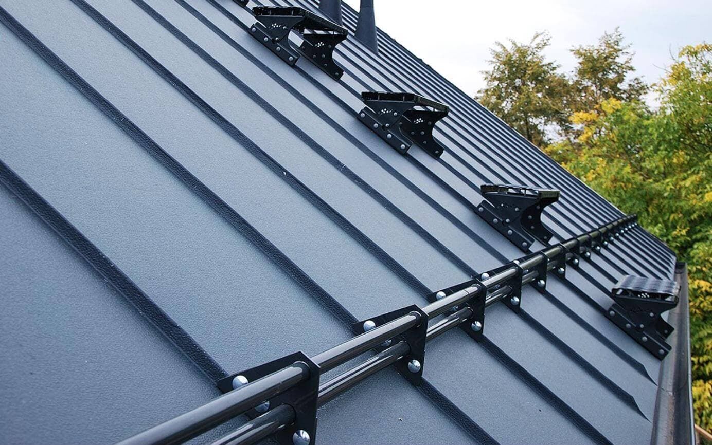 Montaż płatków śniegowych i śniegołapów na dachach