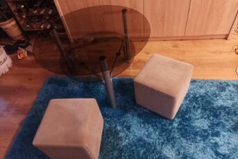 Sprzedam stolik okragly + 2 sztuki pufki -szare