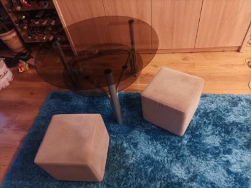 Sprzedam stolik okragly + 2 sztuki pufki -szare