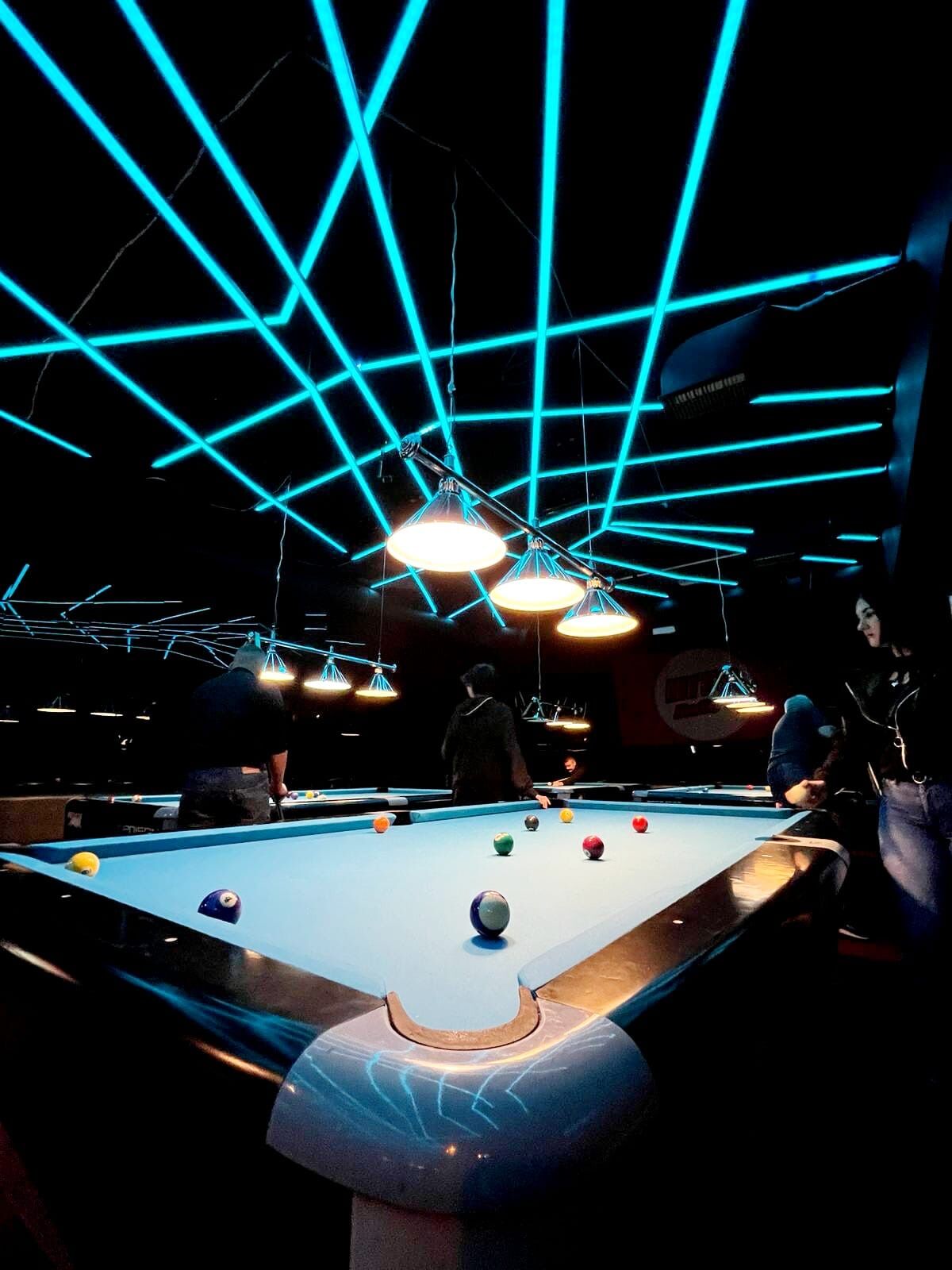 DZIEWCZYNY DO KLUBU BILARDOWEGO 