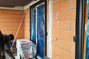 Firma zatrudni pracowników przy docieplaniu budynk