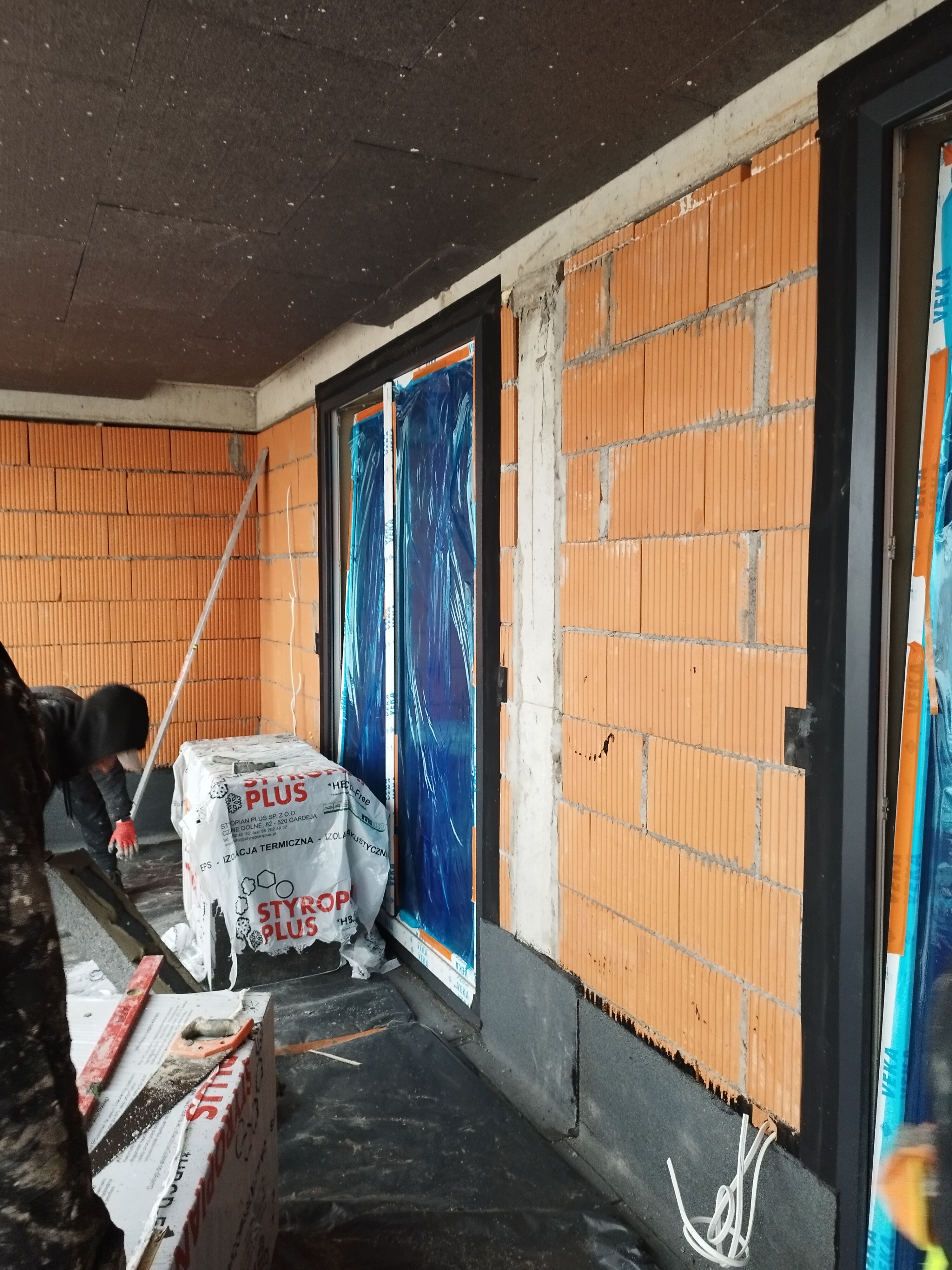 Firma zatrudni pracowników przy docieplaniu budynk