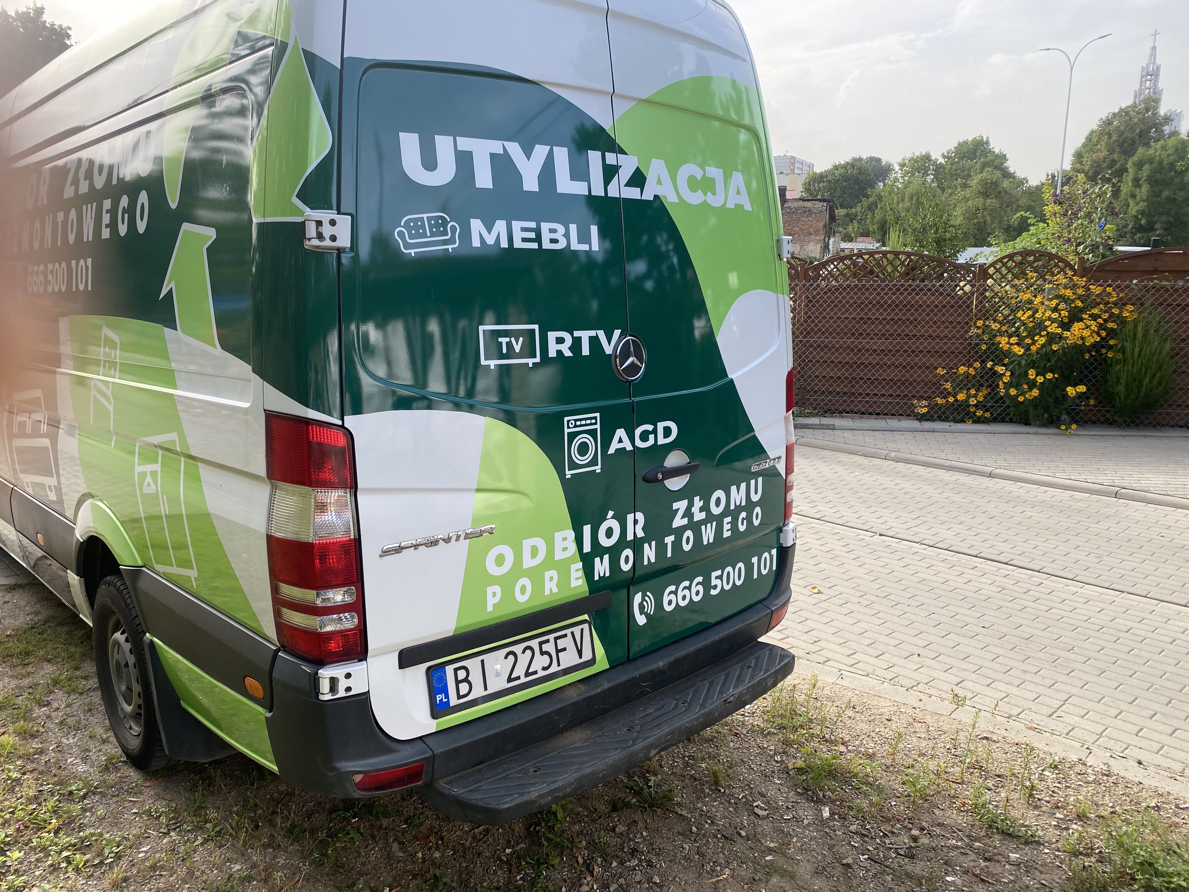 TRANSPOTR BUSEM - OPRÓŻNIANIE MIESZKAŃ PIWNIC GARAŻY - UTYLIZACJA - WYWÓZ MEBLI